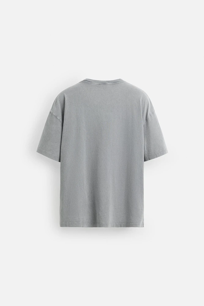 T-SHIRT DÉLAVÉ BRODERIES EN MATIÈRES VARIÉES