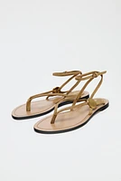 SANDALES PLATES CROÛTE DE CUIR AVEC APPLIQUE