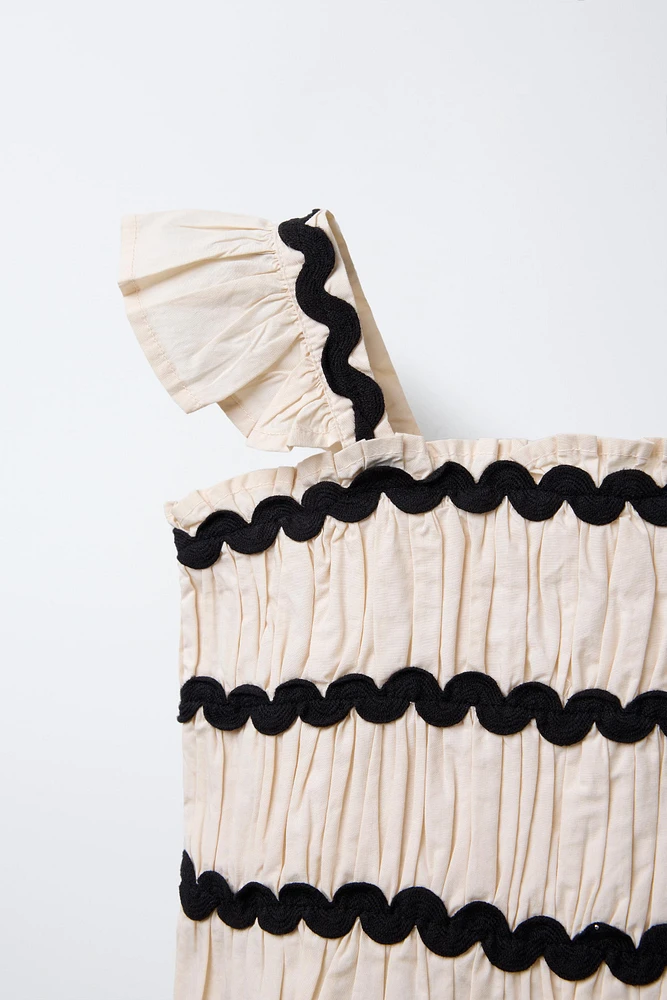 TOP WITH CONTRASTING SCALLOPED TRIM