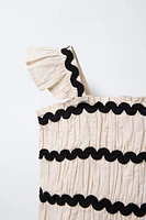 TOP WITH CONTRASTING SCALLOPED TRIM