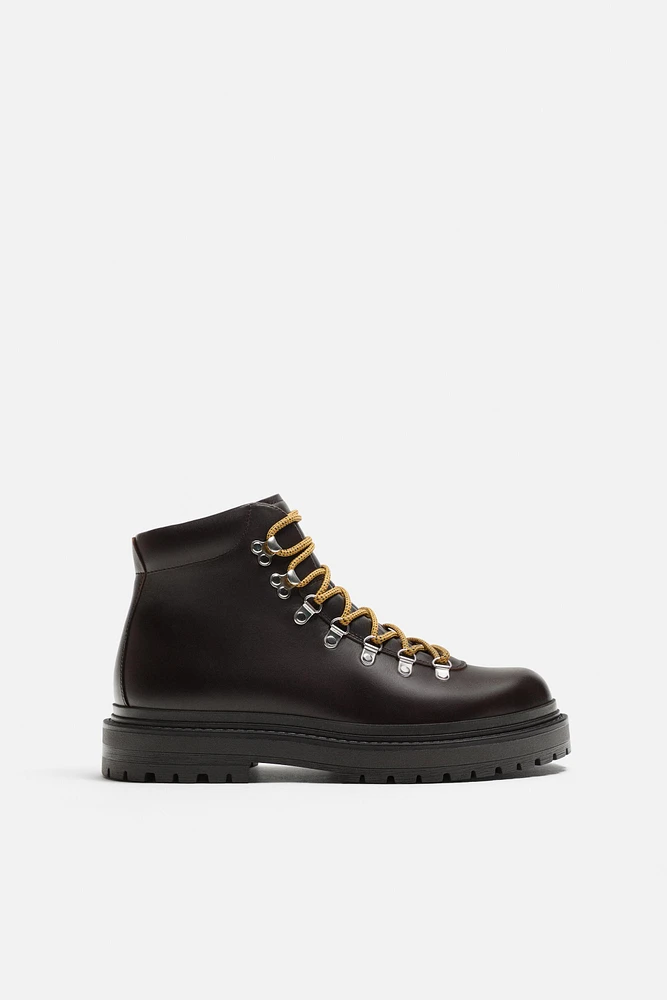 BOTTES EN CUIR À LACETS