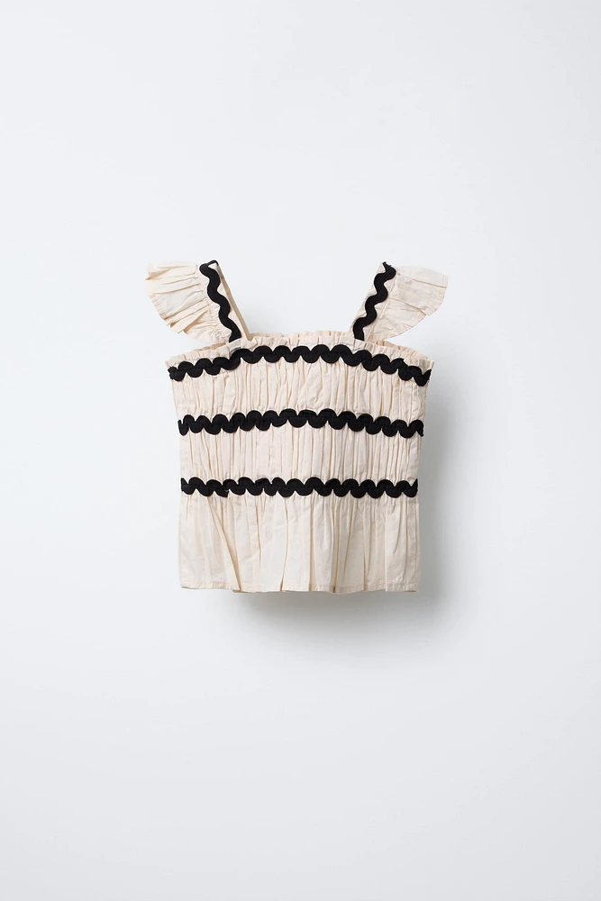 TOP WITH CONTRASTING SCALLOPED TRIM