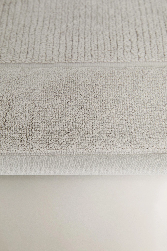TEXTURED STRIPED BATH MAT