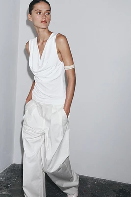 FLOWY DRAPED TOP
