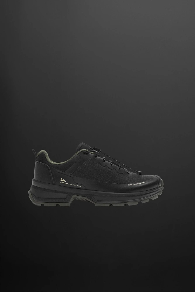 HIKING SNEAKERS