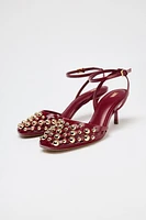 OUVERTES À L'ARRIÈRE TALONS AVEC CLOUS