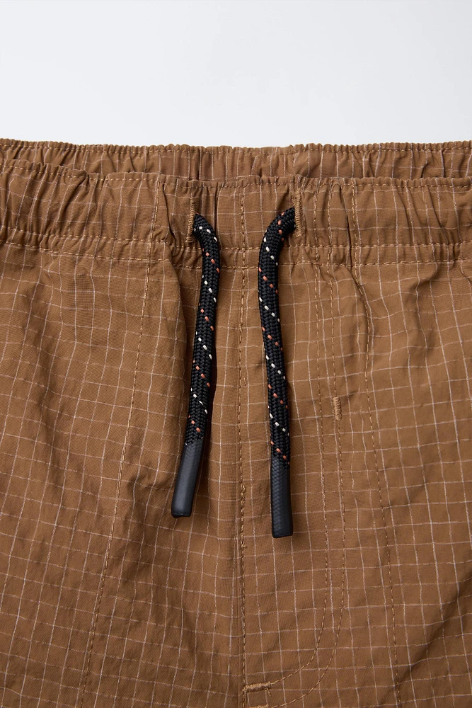 SHORT EN NYLON À CARREAUX