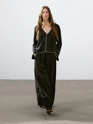 Flowing shirt with contrast topstitching