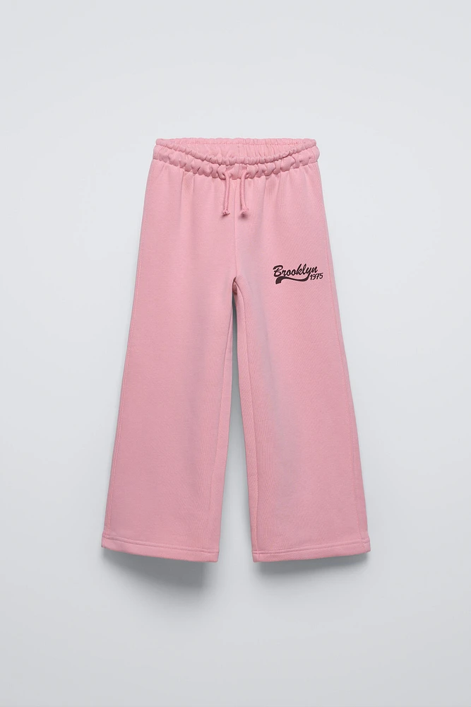 PANTALON À JAMBES LARGES EN MOLLETON AVEC INSCRIPTION
