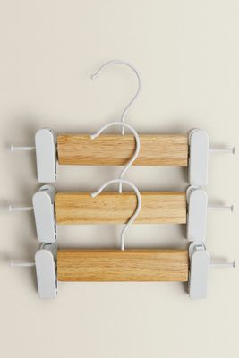 WOODEN HANGER WITH CLIPS (SET OF 3)