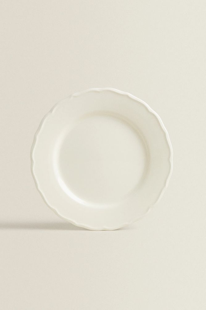 EARTHENWARE DINNER PLATE WITH A RAISED-DESIGN EDGE