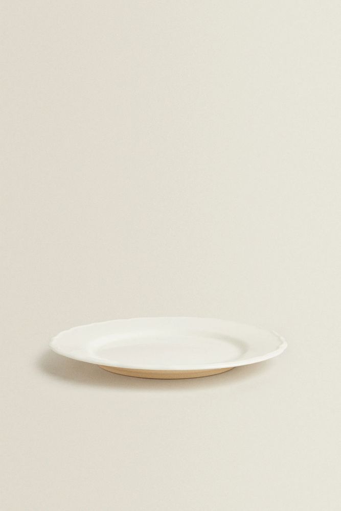 EARTHENWARE DINNER PLATE WITH A RAISED-DESIGN EDGE
