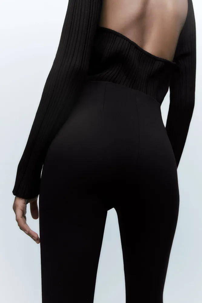 High-waisted leggings with elastic waistband and front jewel false button.