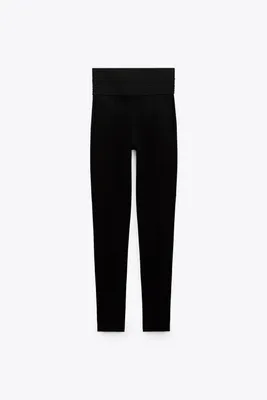 High-waisted leggings with wide stretch waistband. Front pronounced seam detail.