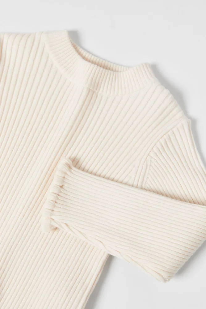RIBBED KNIT MOCK NECK SWEATER