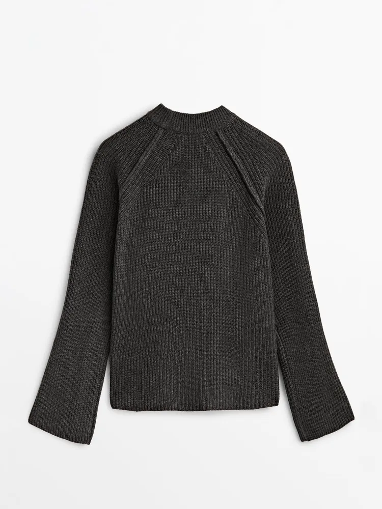 Purl knit sweater with cut-out detail