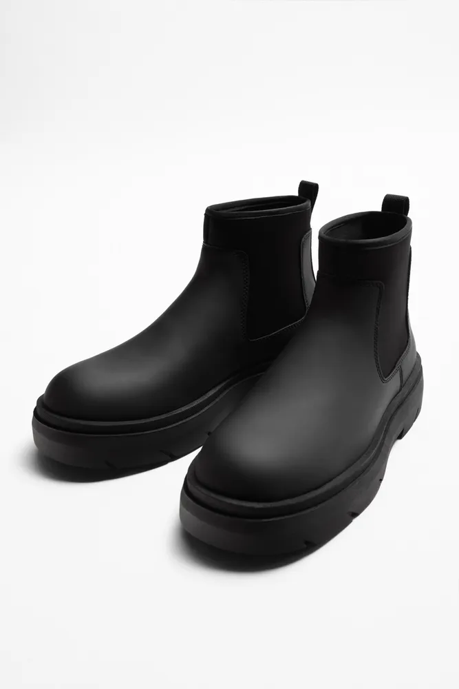 THICK SOLED RUBBERIZED BOOTS