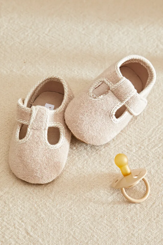 SLIPPERS WITH PIPING DETAIL