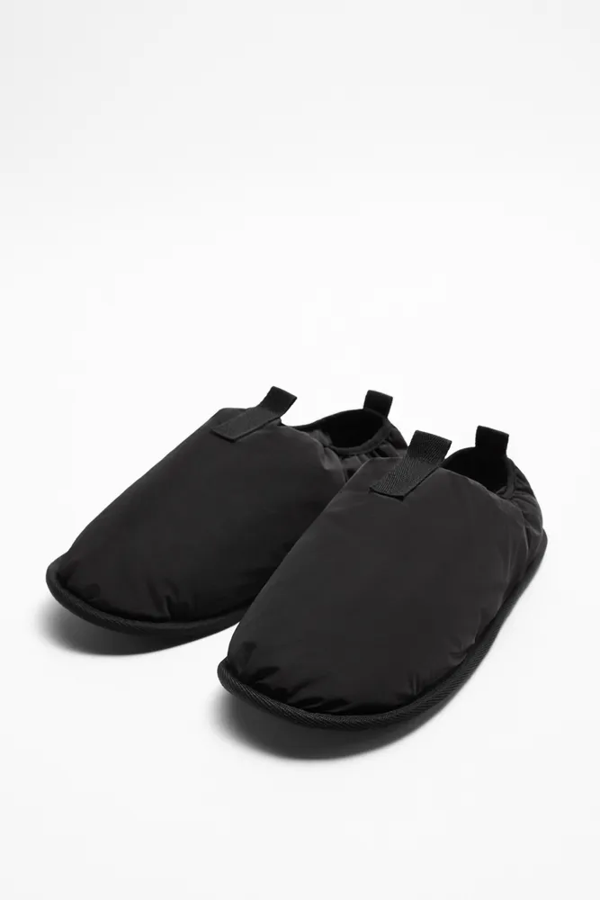 FOLDABLE QUILTED SLIPPERS