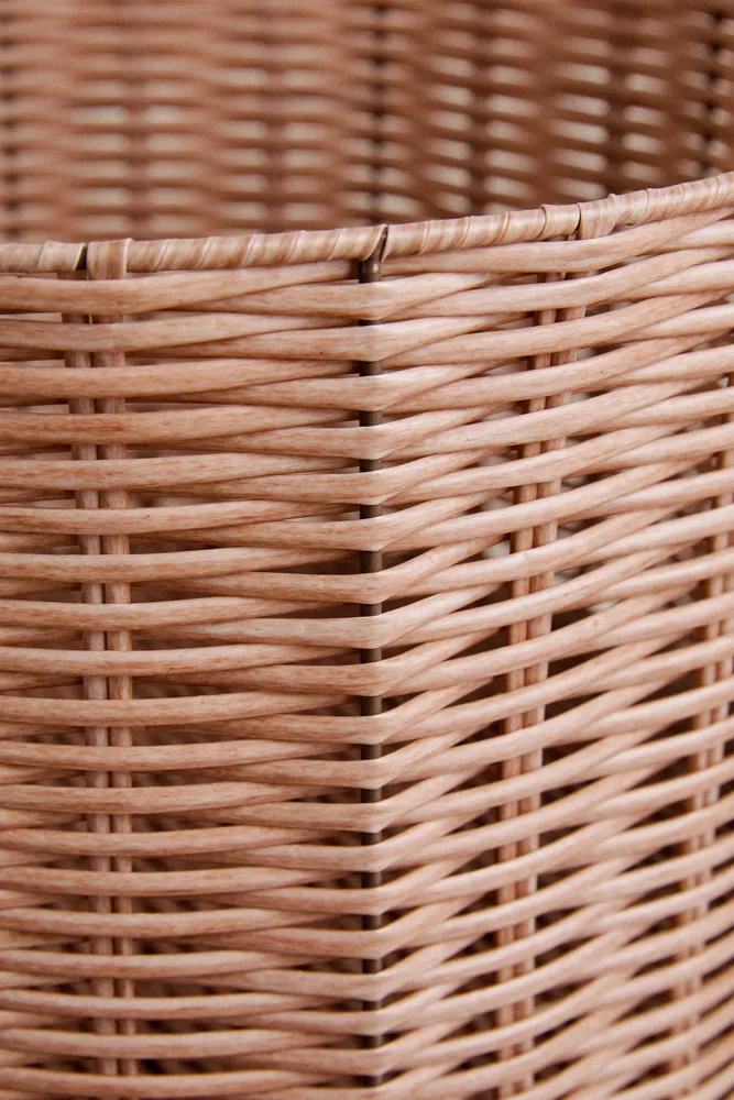 WOVEN BASKET WITH LID