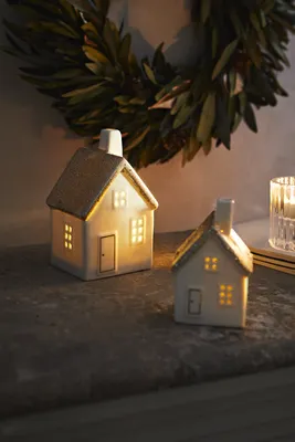 DECORATIVE HOUSE WITH LIGHT AND GLITTER