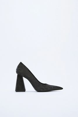 CHAUSSURES À TALONS GÉOMÉTRIQUES