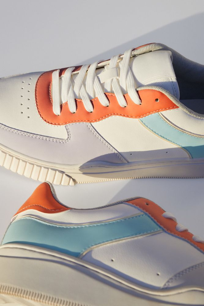 SNEAKERS THAT CHANGE COLOR