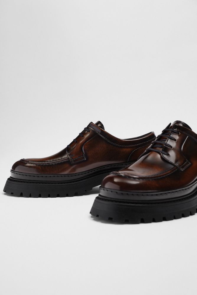 GLOSSY THICK-SOLED SHOES