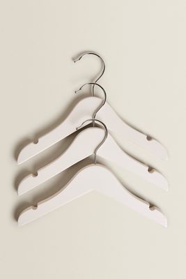 TAUPE WOODEN HANGER (SET OF 3)