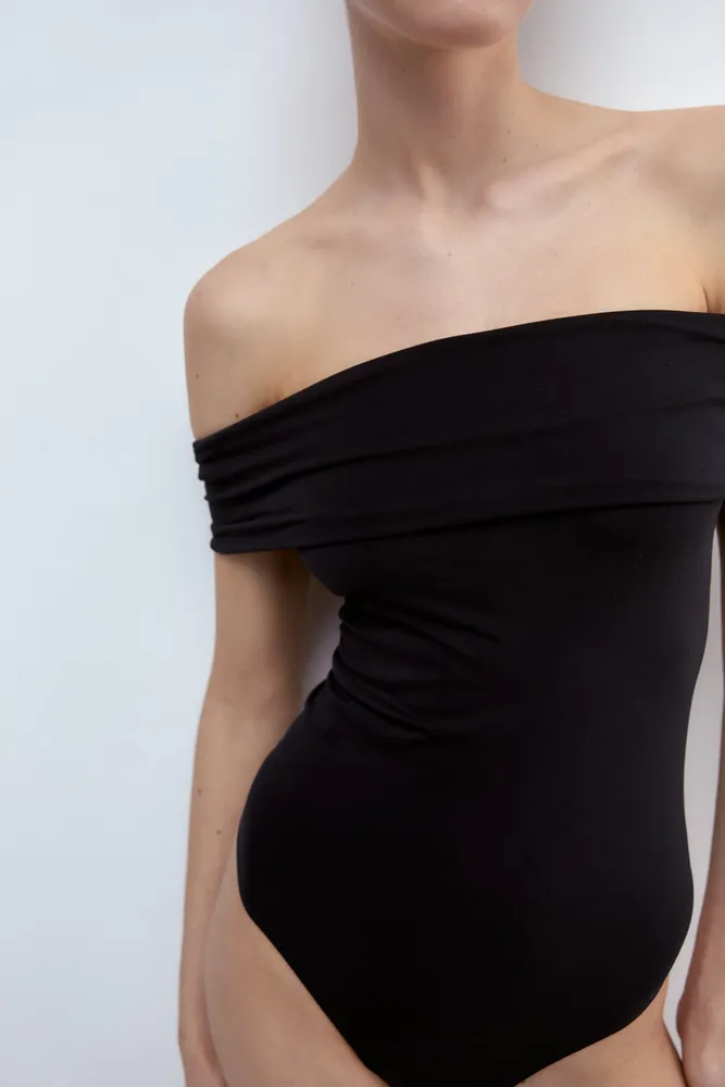 Zara Off-the-shoulder straight neck bodysuit with short sleeves.