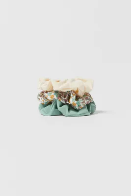 THREE-PACK OF FLORAL SCRUNCHIES