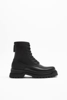 BOTTES À SEMELLES ÉPAISSES ET ZIPS