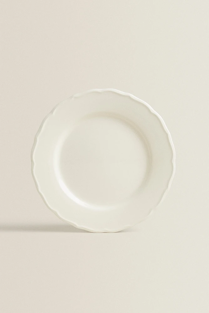 EARTHENWARE DINNER DISH WITH RAISED-DESIGN EDGE