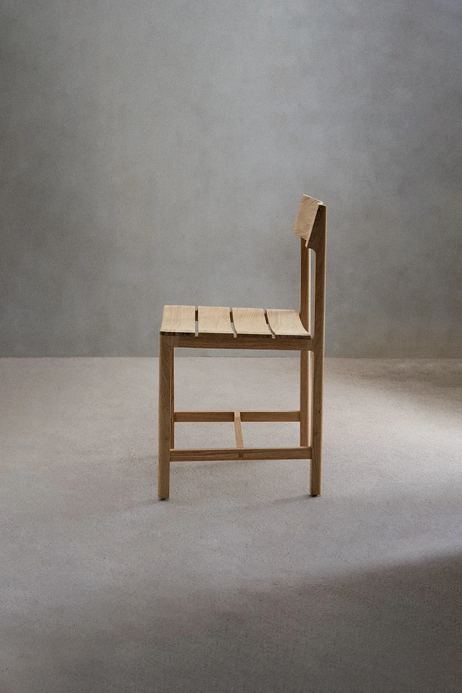 CHAIR 04