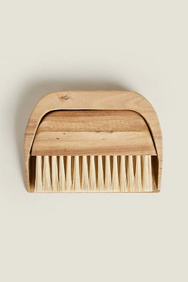 WOODEN DUSTPAN AND BRUSH