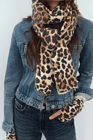 FINE KNIT ANIMAL PRINT SCARF