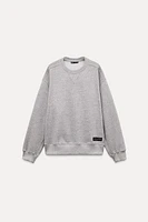 OVERSIZED LABEL PLUSH SWEATSHIRT