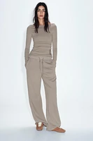 Pants with a mid elastic waist adjustable drawstring. Front pockets. Wide leg.