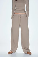 Pants with a mid elastic waist adjustable drawstring. Front pockets. Wide leg.