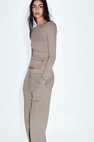 Pants with a mid elastic waist adjustable drawstring. Front pockets. Wide leg.