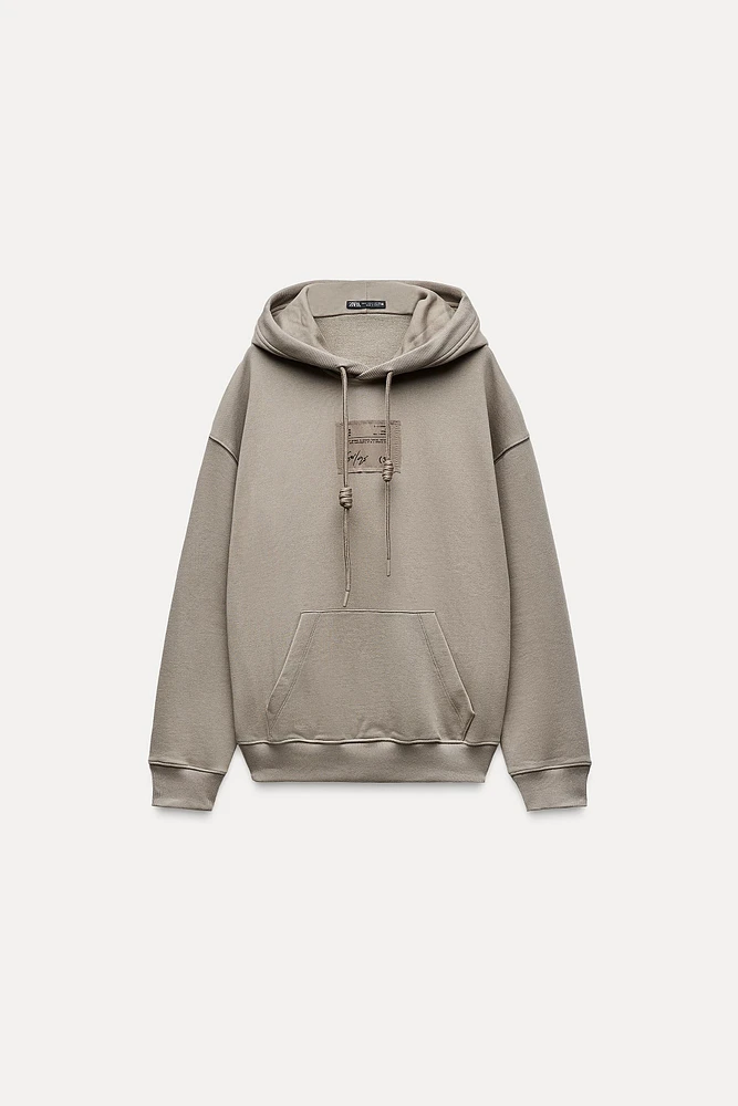 OVERSIZED LABEL SWEATSHIRT