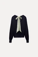 CONTRASTING BOW THIN KNIT SWEATER