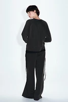 Sweatshirt made of spun cotton blend fabric. Round neck and long raglan sleeves. Tonal rib trim.