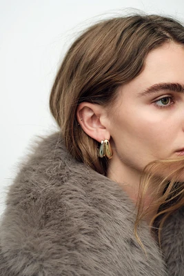 CONTRASTING DOUBLE HOOP EARRINGS