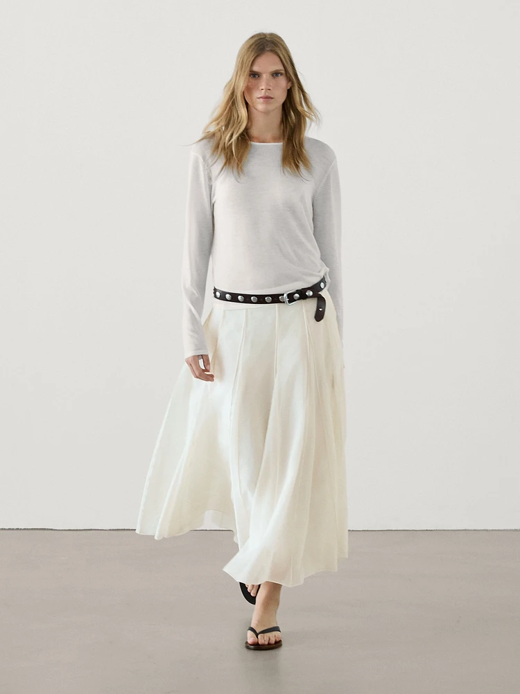 Long voluminous skirt with seams