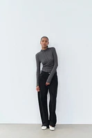 SLIM FIT - High collar REGULAR LENGTH long SLEEVE<br/><br/>Top made of textured fabric. and sleeves.