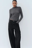 SLIM FIT - High collar REGULAR LENGTH long SLEEVE<br/><br/>Top made of textured fabric. and sleeves.