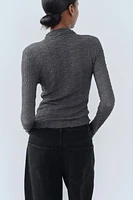 SLIM FIT - High collar REGULAR LENGTH long SLEEVE<br/><br/>Top made of textured fabric. and sleeves.