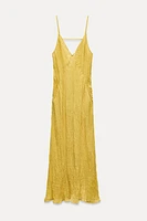 ZARA WOMAN COLLECTION<br/><br/>Long dress made of 100% linen. V-neck with spaghetti straps. Front pockets. Wrinkled fabric.