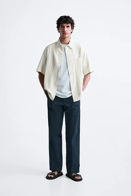 Relaxed fit shirt made of cotton blend fabric.Lapel collar and short sleeves. Chest patch pockets. Front button closure.